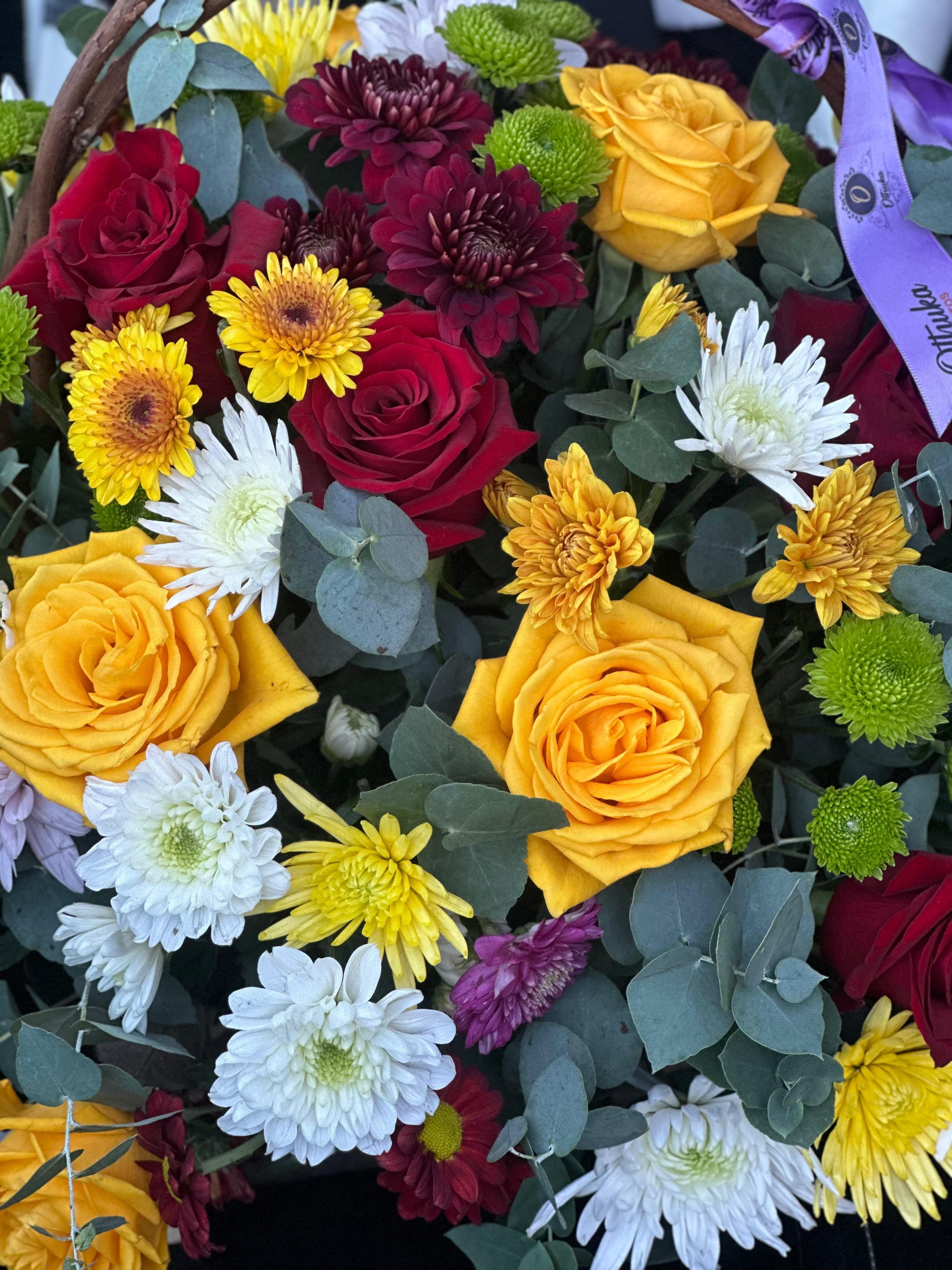 Cesta com flores vermelhas e amarelas