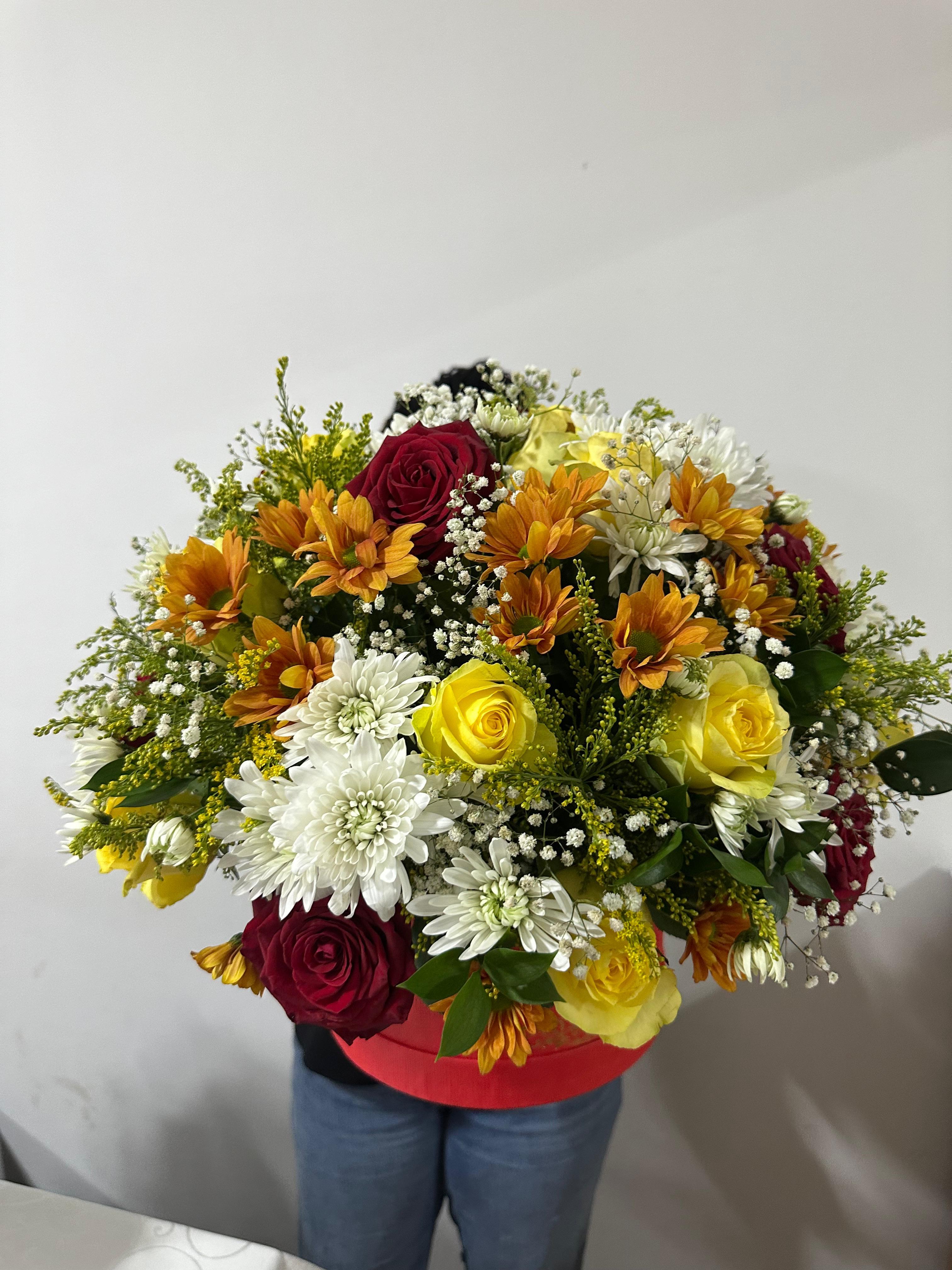 Arranjo de flores brancas e bordô em caixa Othuka