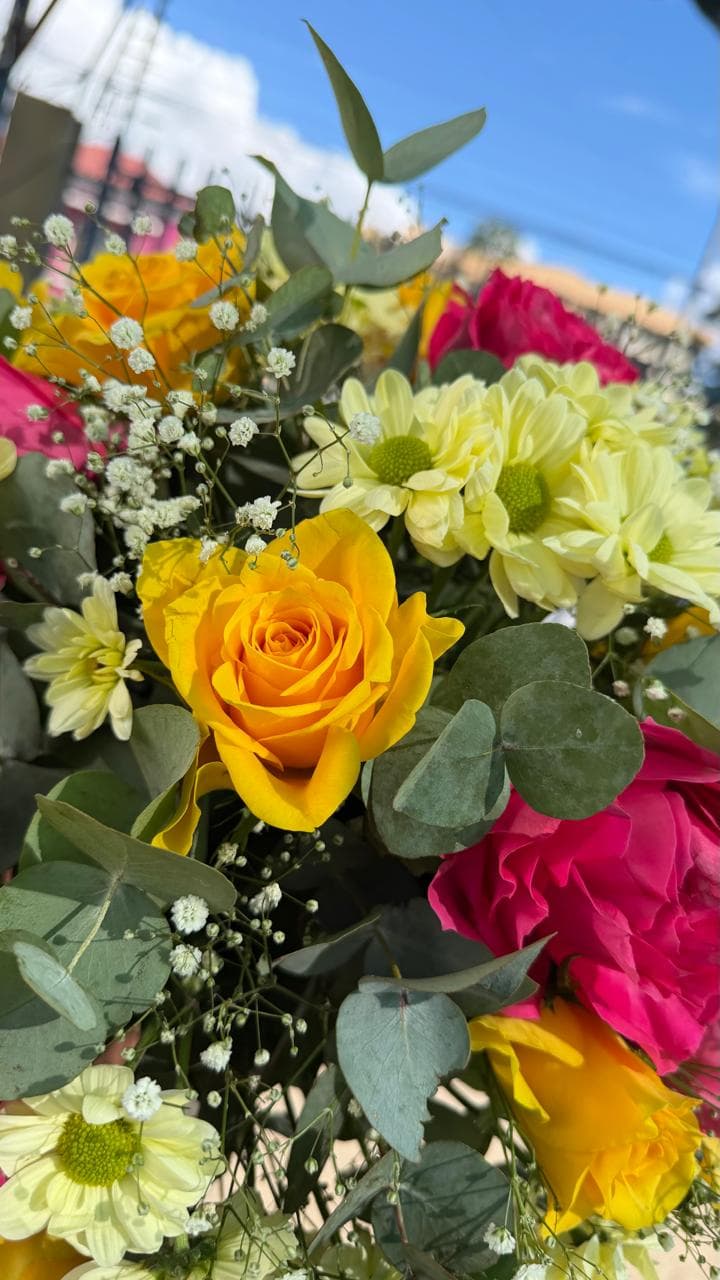 Detalhe de rosas amarelas e cor-de-rosa