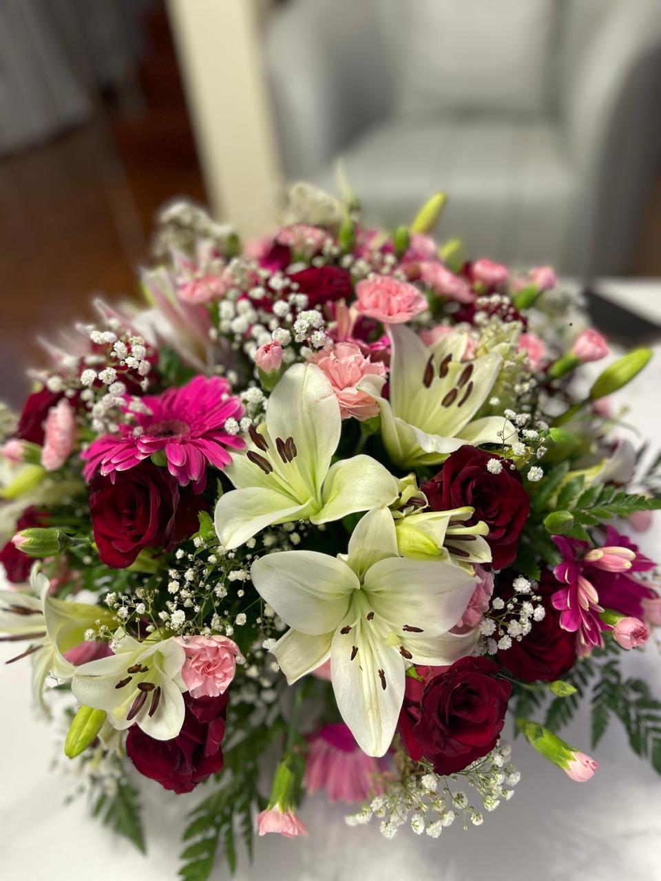 Arranjo com lírios cor-de-rosa e vermelhos